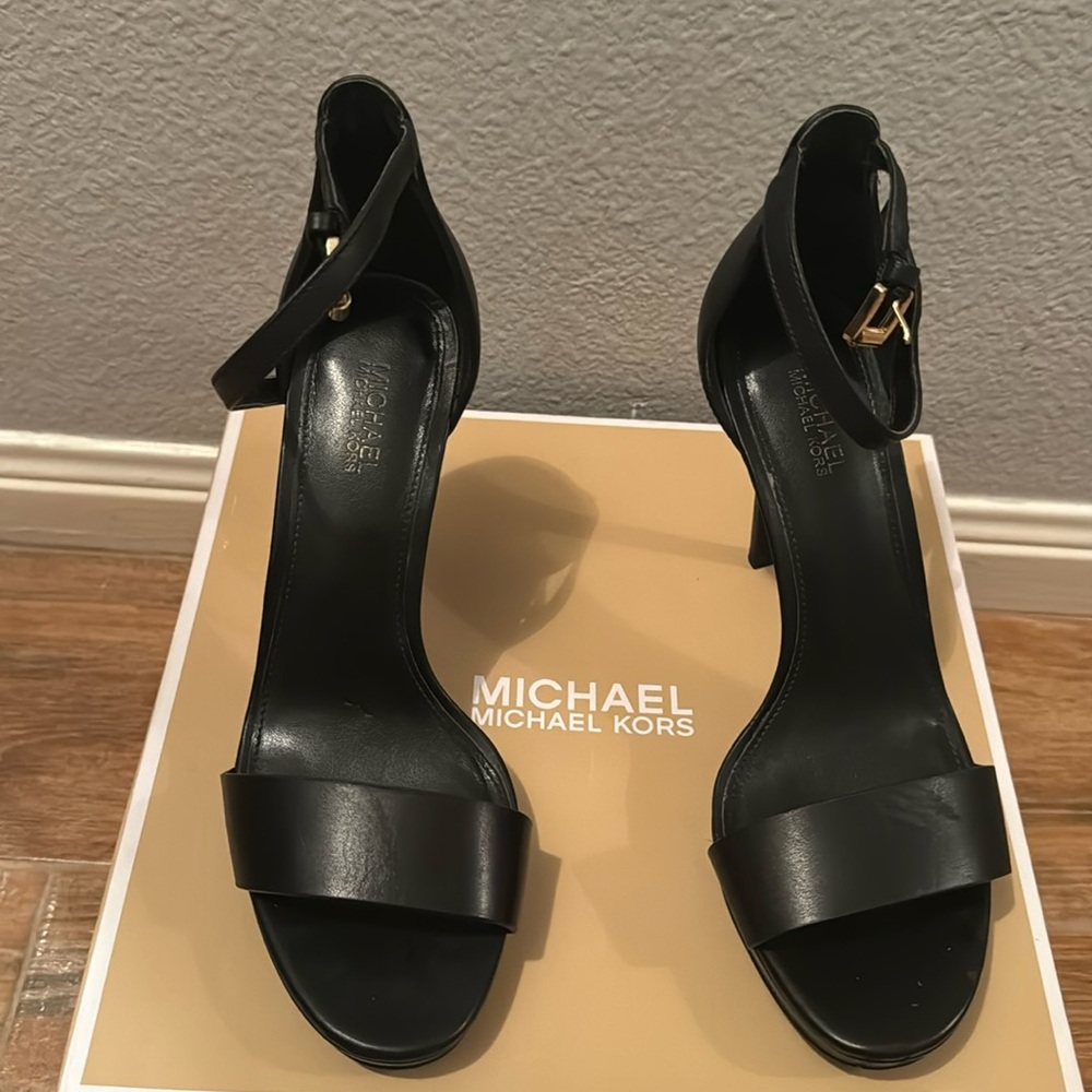 Beautiful shoes , I am selling because, I don’t use anymore, black color